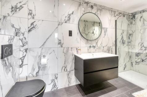 Oaklands Farm-bed1 ensuite.jpg