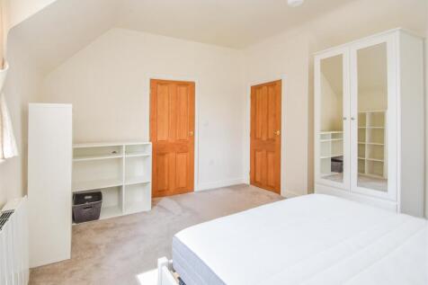 Annexe 22a Stockwell - Principal Bedroom (1).jpg