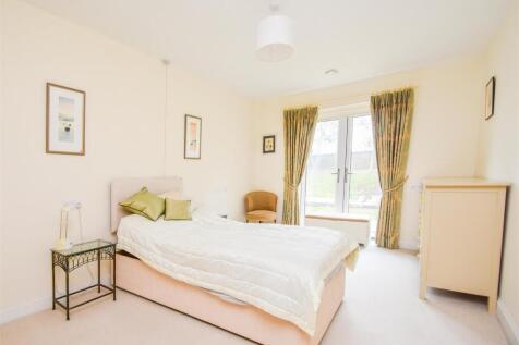 6 Thorneycroft - Principal Bedroom.jpg