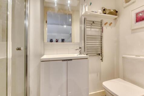 Hilltop-bed1 ensuite.jpg
