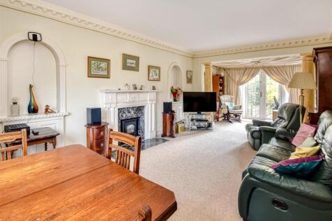 115 Wrottesley Road West-lounge1.jpg
