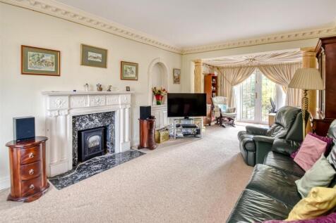 115 Wrottesley Road West-lounge2.jpg