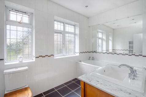 115 Wrottesley Road West-bath.jpg