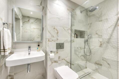 14 Wergs Hall Road-bed3 ensuite.jpg