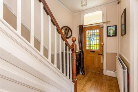 41 Broad Lane-hall.jpg