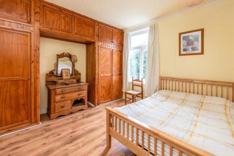 41 Broad Lane-bed2.jpg