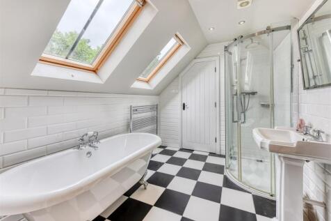 The Dower House-The Coach House bed1 ensuite.jpg