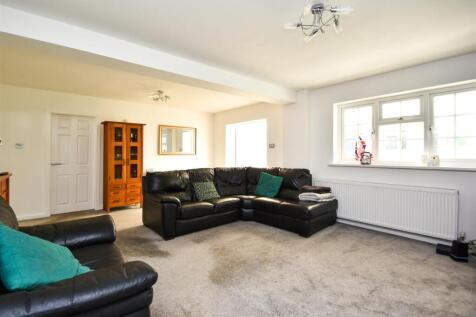 18 Corfton Drive - Lounge (2).jpg