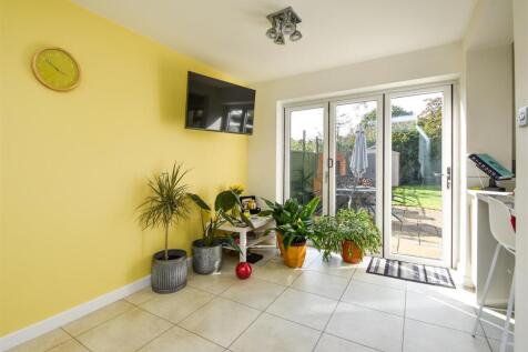 18 Corfton Drive - Breakfast Kitchen.jpg