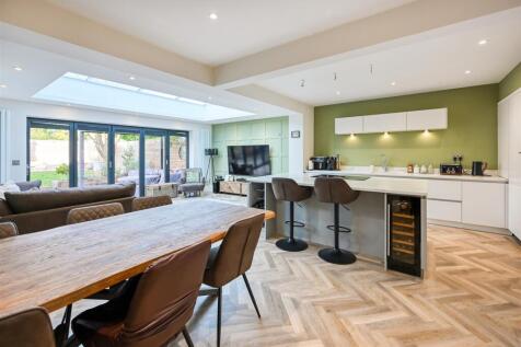 16 Knights Avenue-18.jpg