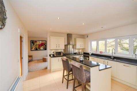 18 Pickwick Gardens - Breakfast Kitchen.jpg