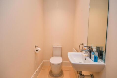 18 Pickwick Gardens - Guest Cloakroom.jpg