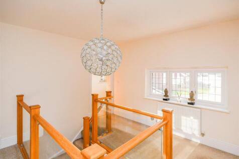 18 Pickwick Gardens - Landing.jpg