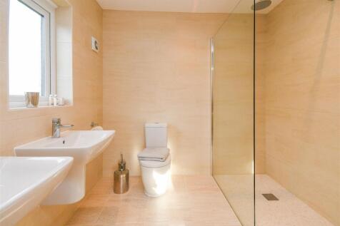 18 Pickwick Gardens - En-Suite Shower Room (2).jpg