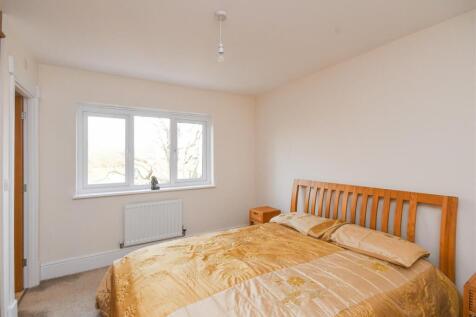 18 Pickwick Gardens - Bedroom (3).jpg