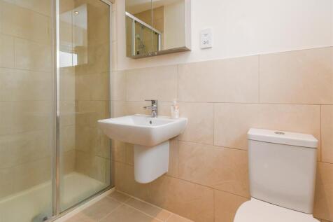 18 Pickwick Gardens - En-Suite Shower Room.jpg