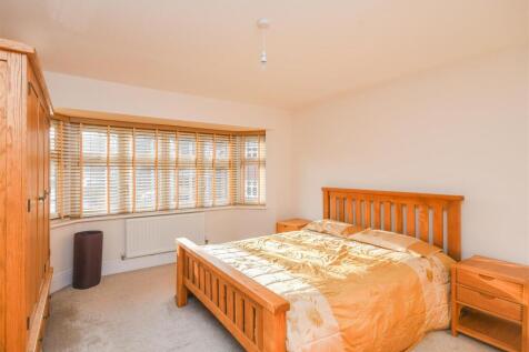 18 Pickwick Gardens - Bedroom Suite.jpg