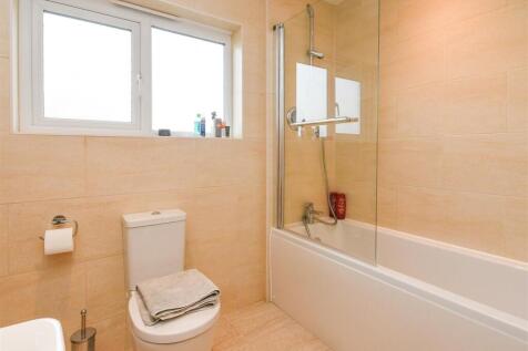 18 Pickwick Gardens - Bathroom.jpg