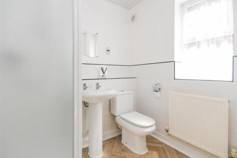 6 Castlecroft House - En-Suite.jpg