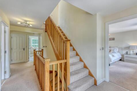 4 Great Hall Grove-landing2.jpg