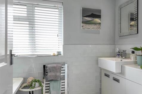 24 Queens Gardens-bathroom1.jpg
