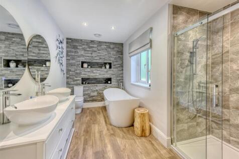 Orchard House-bed1 ensuite.jpg