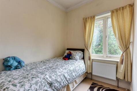 15 Paget Road-bed5.jpg