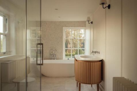 ManorHouse-Bed1en-suite.jpg