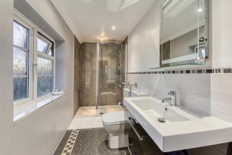 Midway House-bed1 ensuite.jpg