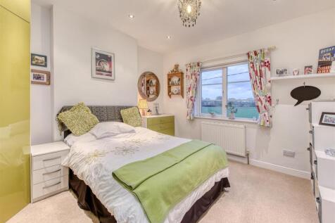 Midway House-bed3.jpg