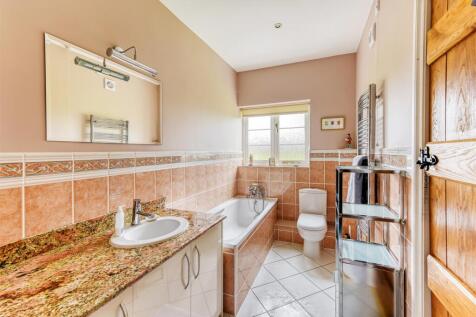 Beech House-bed2 ensuite1.jpg
