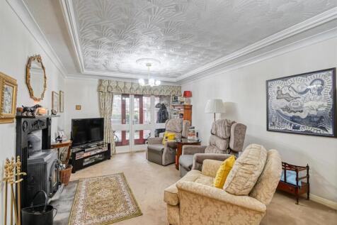 5 Castlecroft Gardens-03.jpg