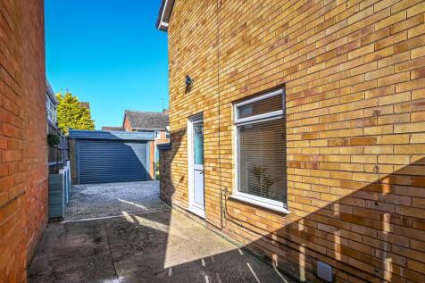 56 Queensway Drive-22.jpg