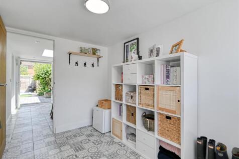 28 Well Meadow-04.jpg