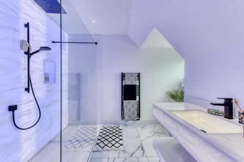 Meadow View, Mile Flat-En Suite.jpg