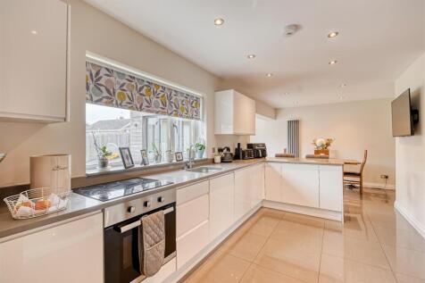 12 Queensway Drive-05.jpg