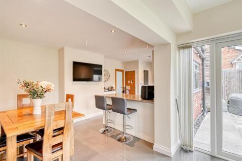 12 Queensway Drive-02.jpg