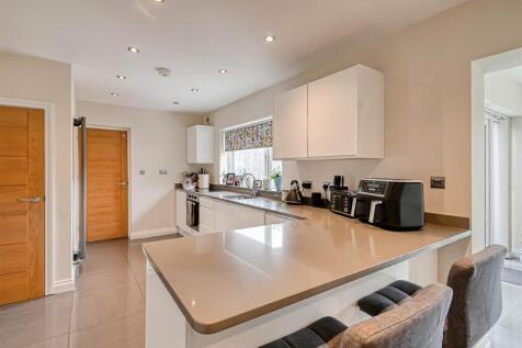 12 Queensway Drive-04.jpg