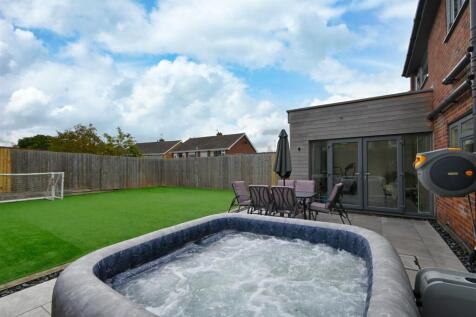 12 Queensway Drive-14.jpg