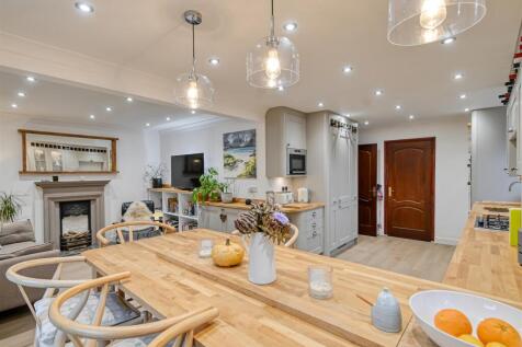 1 Wells Close-18.jpg