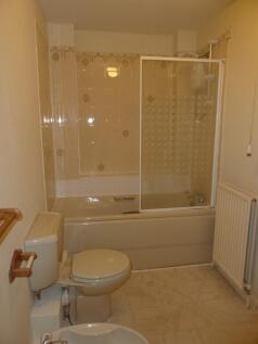 34 Berkeley Close bath.jpg