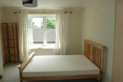 34 Berkeley Close bed 2.jpg