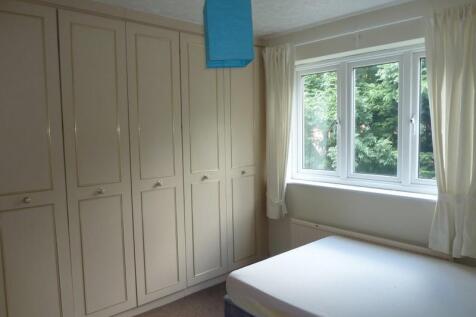 34 Berkeley Close bed.jpg