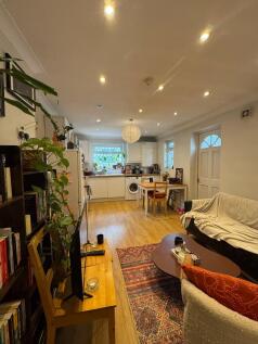 Kitchen /  Lounge