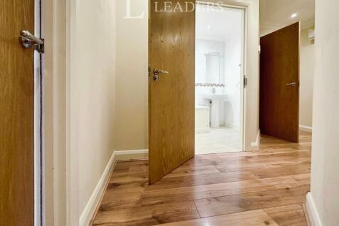 c5e315d5-Hallway 202