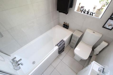 BATHROOM .JPG
