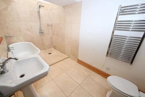 Large BATH/SHOWER ROOM