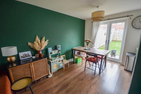 Lounge/Dining Area
