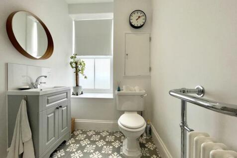 Shower Room (1st Floor)