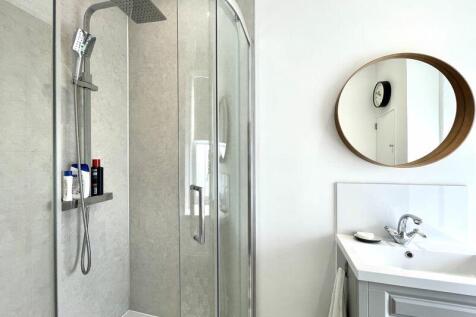 Shower Room (1st Floor)
